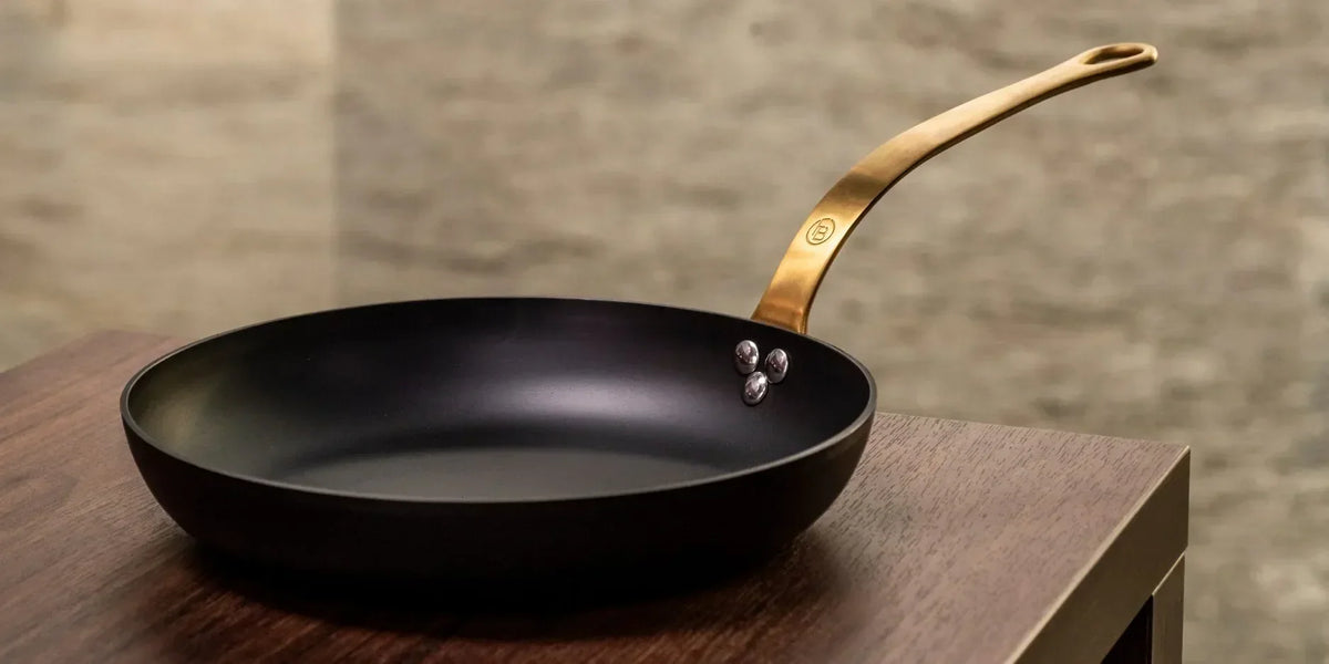 Padella in ferro nero professionale FB Kitchenware per cotture ad alta temperatura — immagine generata con AI