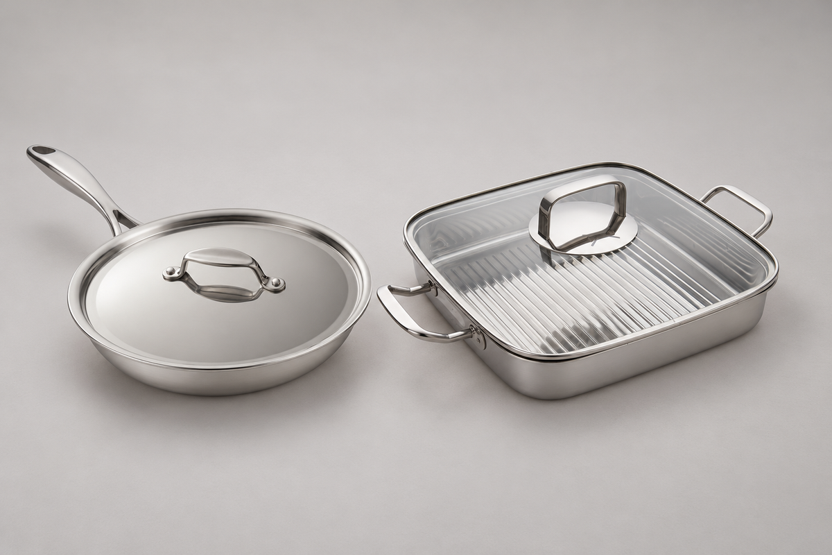 Set SilverPlus padella con coperchio e bistecchiera in acciaio inox — immagine generata con AI
