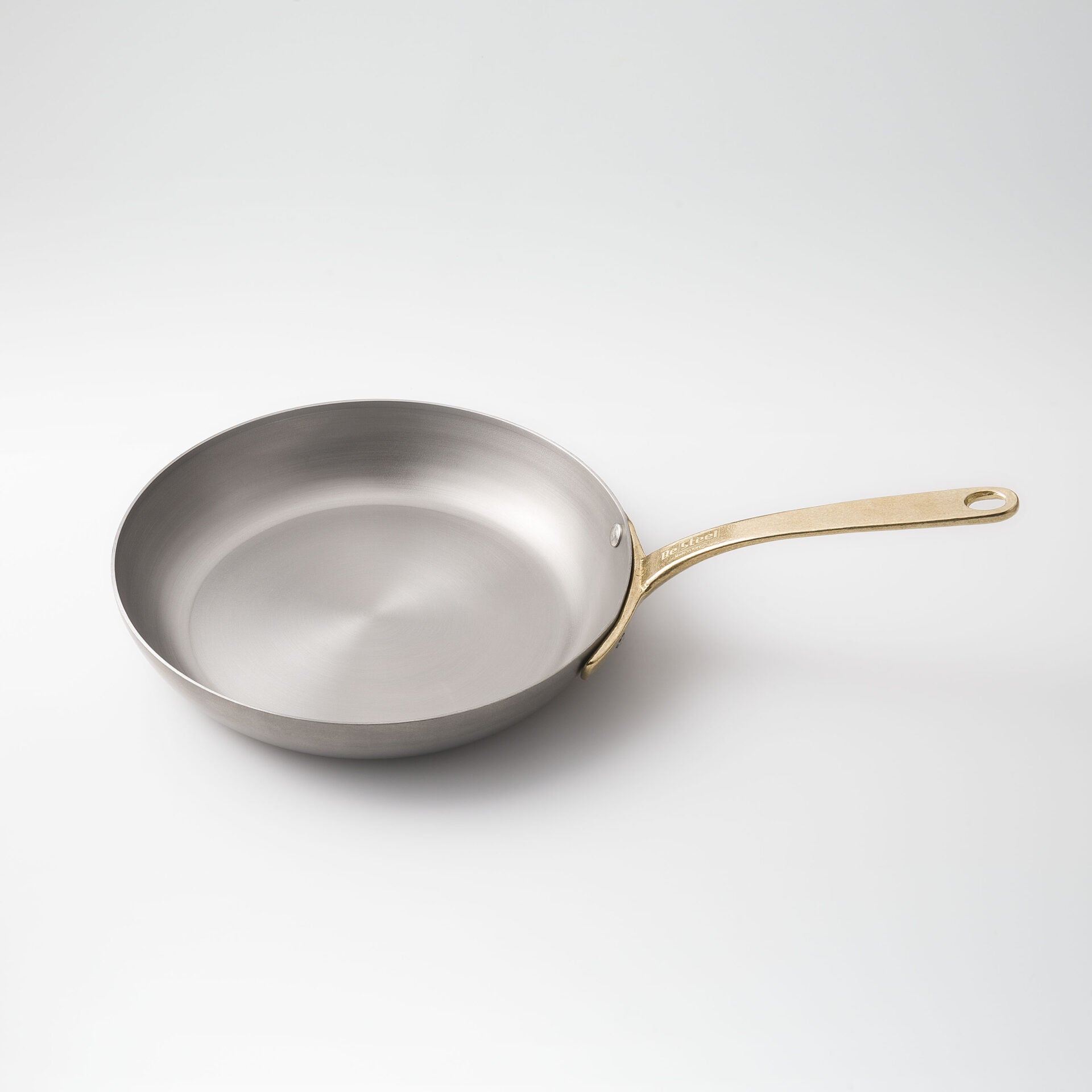 Dettaglio manico in ottone con logo BeSteel della padella artigianale in ferro naturale