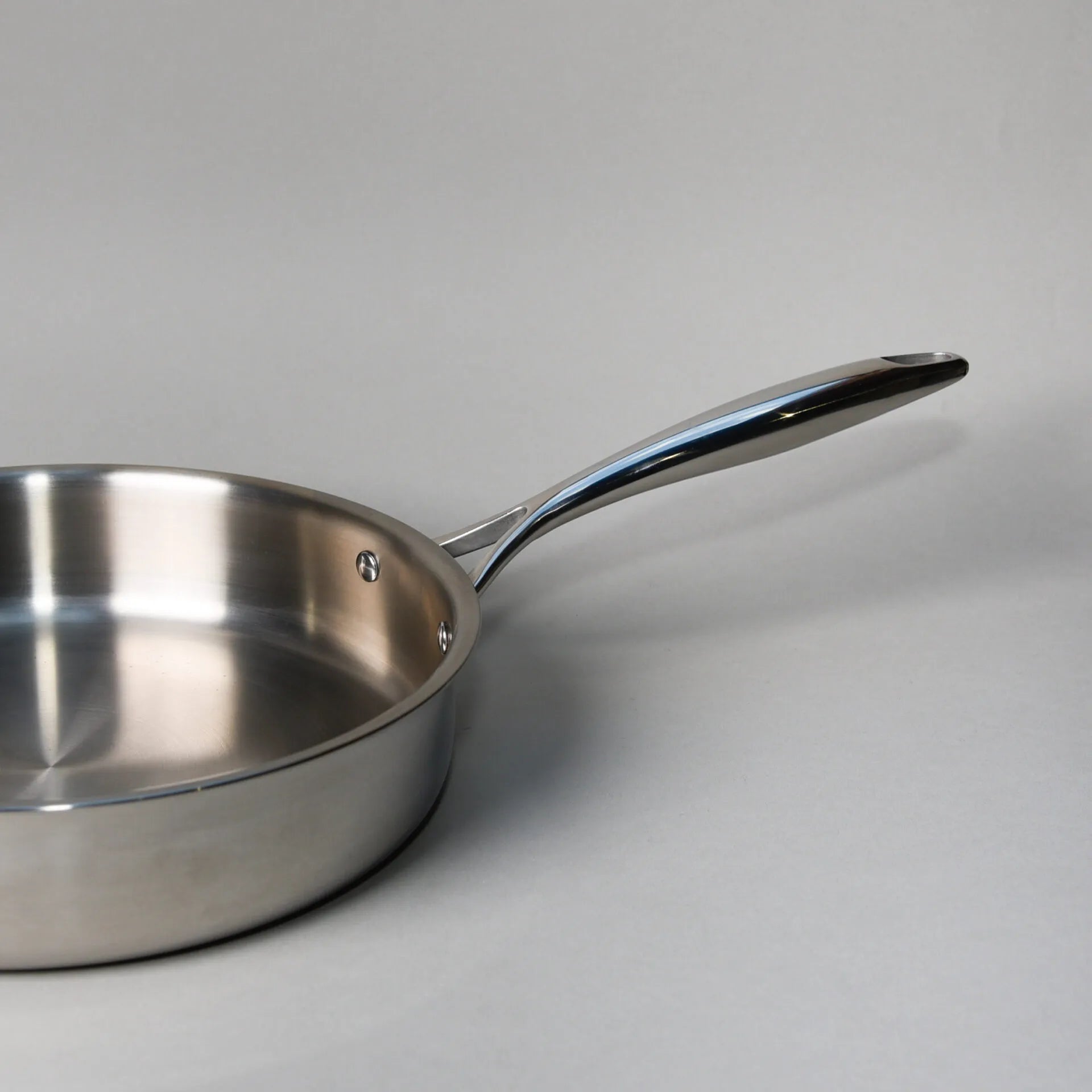 padella in acciaio inox SilverPlus con manico ergonomico in acciaio lucido