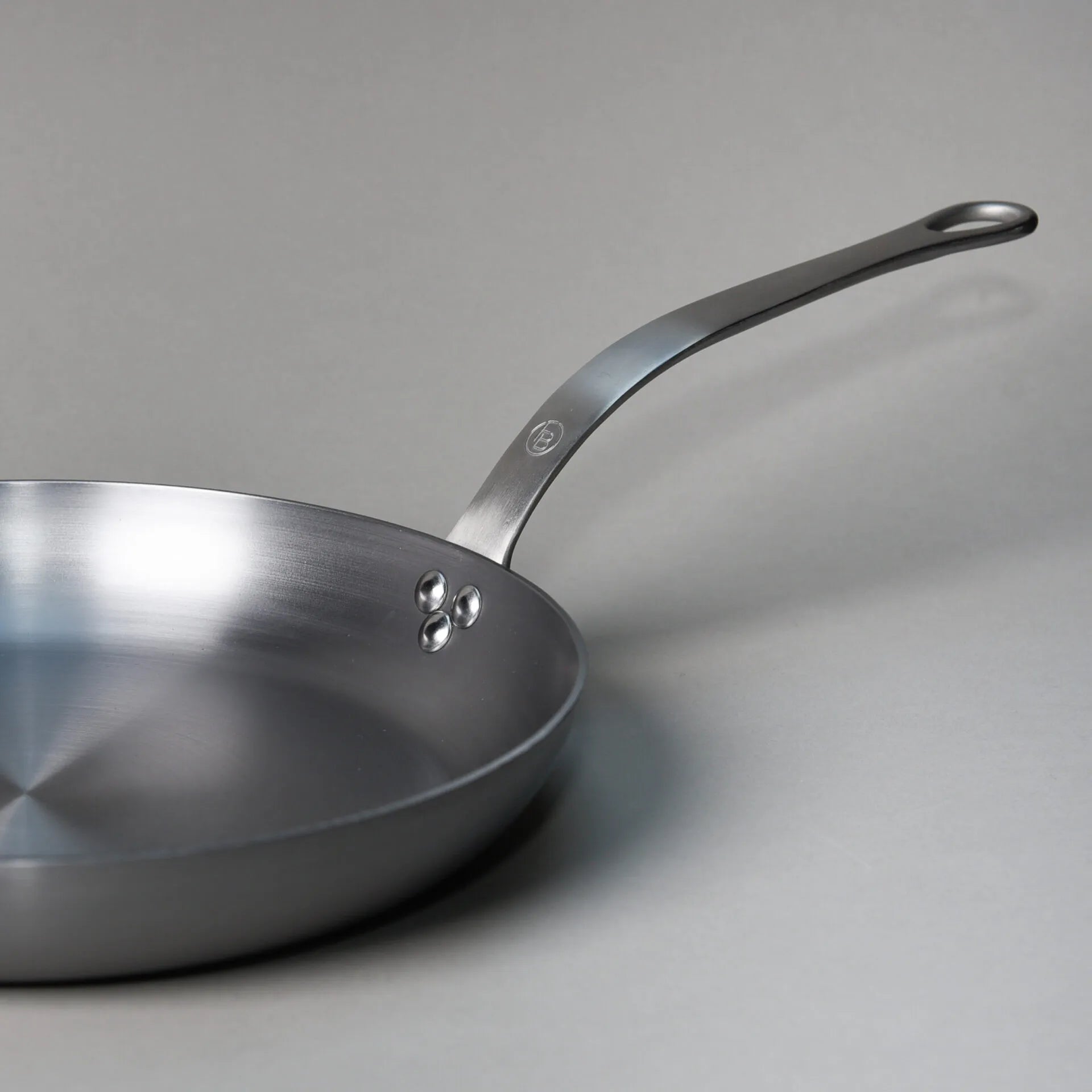 padella in ferro naturale BeSteel con manico ergonomico in acciaio satinato