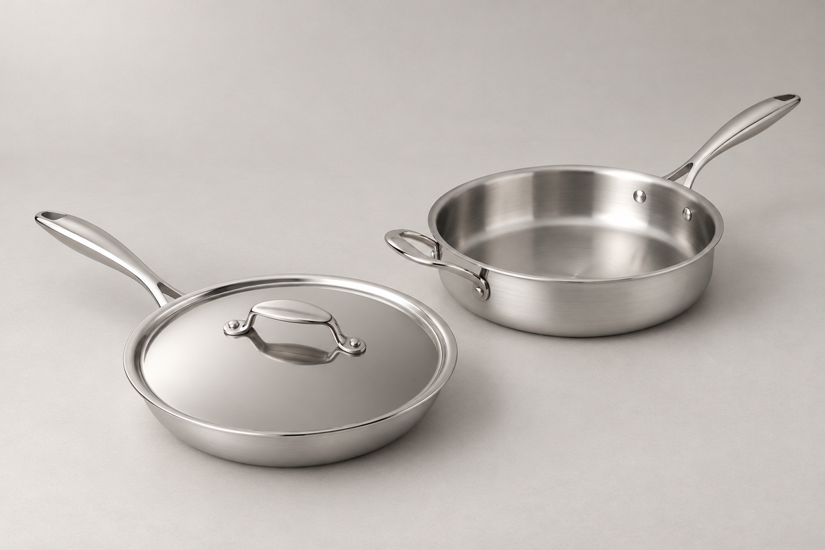 Set SilverPlus padella con coperchio e sauteuse in acciaio inox — immagine generata con AI