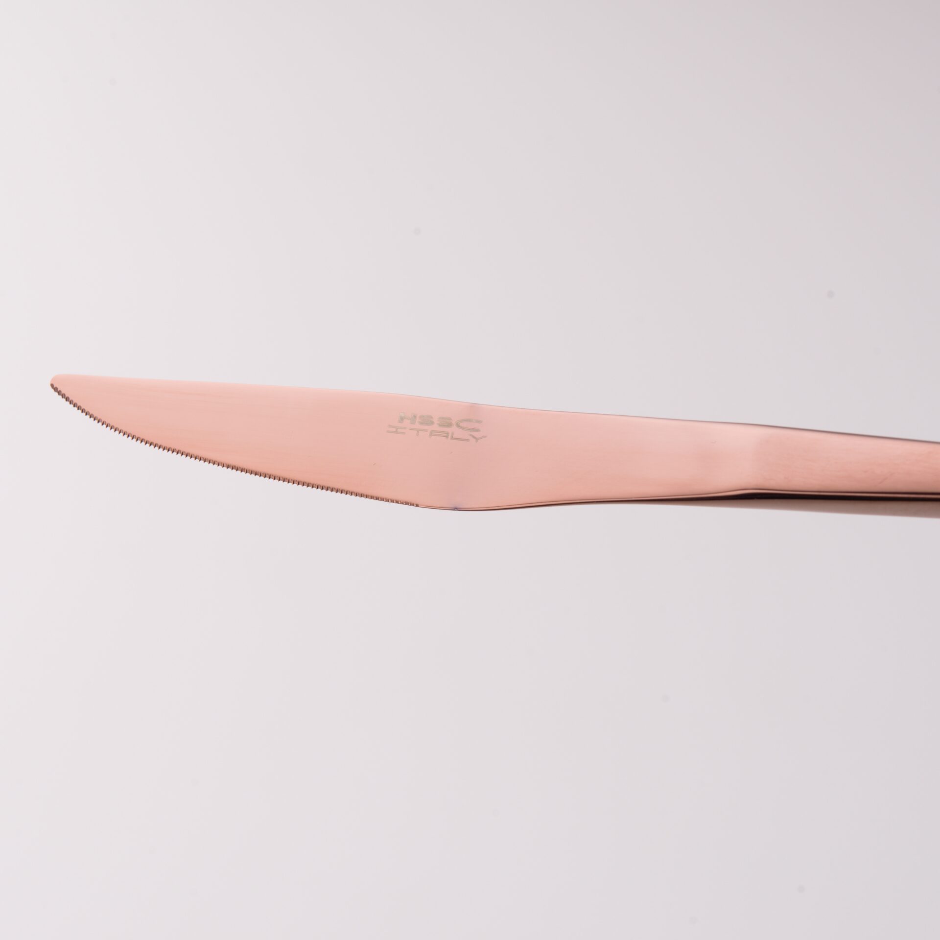 Dettaglio lama microdentata coltello acciaio martensitico