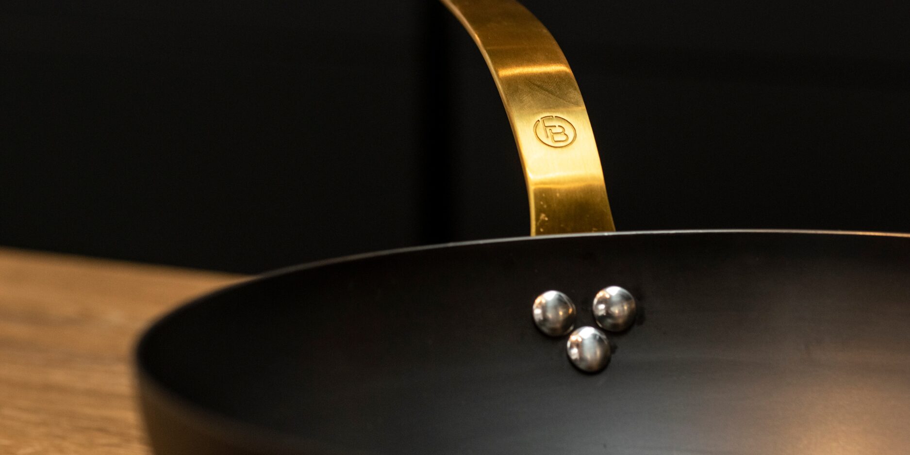 dettaglio manico padella in ferro nero Made in Italy