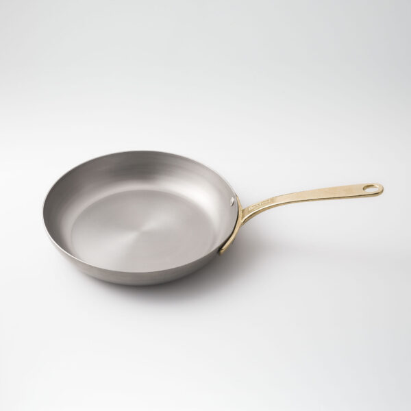 Dettaglio manico in ottone con logo BeSteel della padella artigianale in ferro naturale