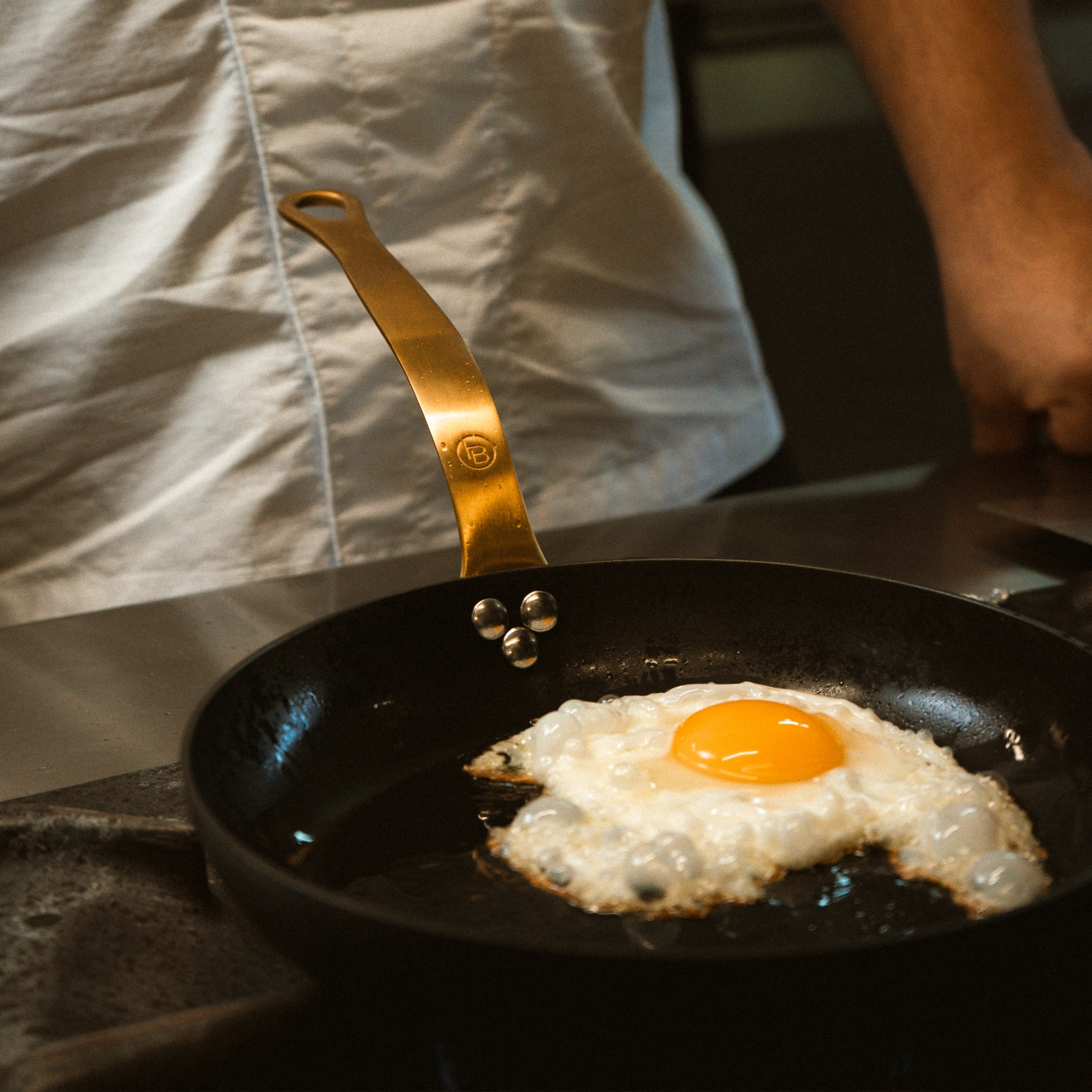 NeroSteel™ nitrided iron frying pan with gold satin handle | FB Kitchenware - Image 6
